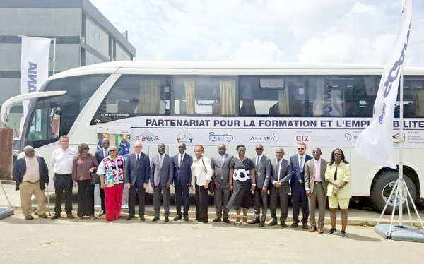 L’OSER a reçu un autobus de 52 places destiné à renforcer la formation pratique des conducteurs professionnels et la sécurité routière.