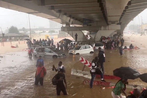 Cocody : sous le pont en construction du carrefour des 9 Kilos, la circulation a été interrompue ce lundi 29 juin, après les fortes pluies qui s'abattent sur Abidjan depuis 2 heures du matin.