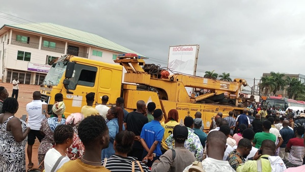 Dans le quartier d’Accra-Kasoa, des camions-grues de remorquage ont été déployés pour dégager la voie après le retrait des eaux.