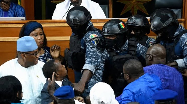 Sénégal : grosse bagarre à l’Assemblée nationale Sénégal : grosse bagarre à l’Assemblée nationale