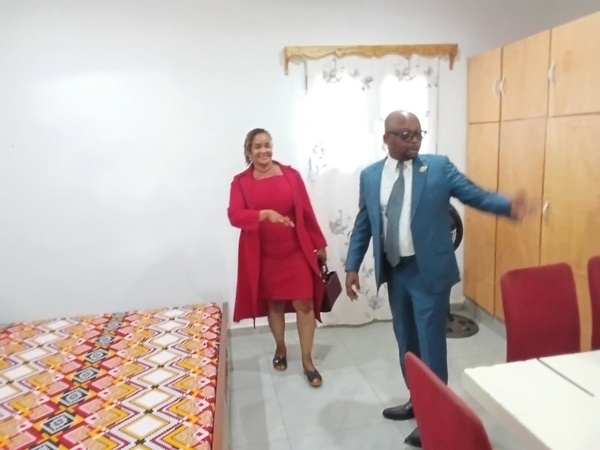 Le maire de Prikro, Isac Adi, en visite sur le site du projet immobilier.