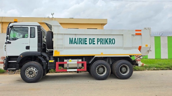La toute nouvelle benne municipale de Prikro est déjà sur place, prête à entrer en activité