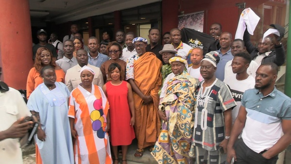 Les organisateurs et invités posent après le lancement officiel de la 3ᵉ édition de l'Anoh Festival, prévue du 21 au 23 août 2026 à Prikro.