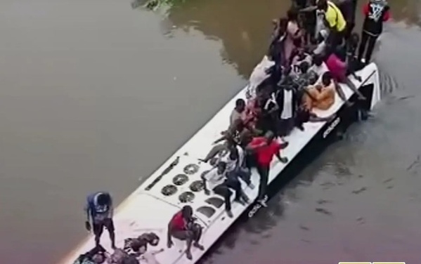 le bilan de l'accident du car tombé dans le fleuve Bafing s'alourdit à 24 morts (Officiel) le bilan de l'accident du car tombé dans le fleuve Bafing s'alourdit à 24 morts (Officiel)