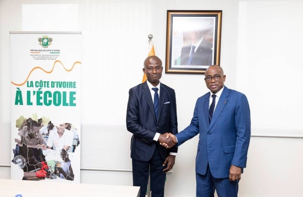 L'instituteur félicité par le ministre N'Guessan Koffi (Dr) L'instituteur félicité par le ministre N'Guessan Koffi (Dr)