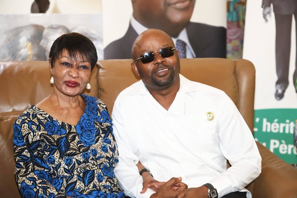 Isac Adi aux côtés de Mme Henriette Bédié, réaffirmant sa fidélité à la mémoire de son mentor.