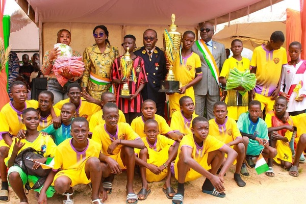 À Séguéla, le Dr Bamba Maférima célèbre l’Indépendance et communie avec la jeunesse. À Séguéla, le Dr Bamba Maférima célèbre l’Indépendance et communie avec la jeunesse.
