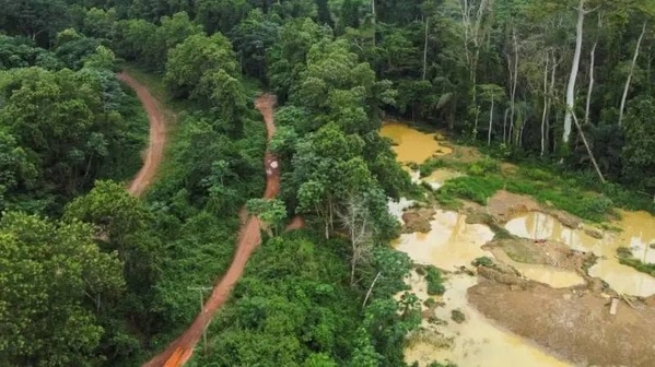 Au Ghana, l’orpaillage clandestin détruit des milliers d’hectares de forêts et menace l’environnement.