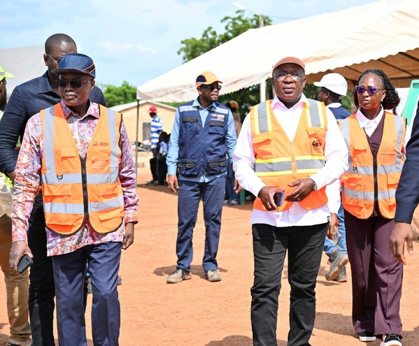 Jean-Claude Kouassi aux côtés du ministre Hien Yacouba Sié sur les chantiers routiers du Nord-Est. Jean-Claude Kouassi aux côtés du ministre Hien Yacouba Sié sur les chantiers routiers du Nord-Est.