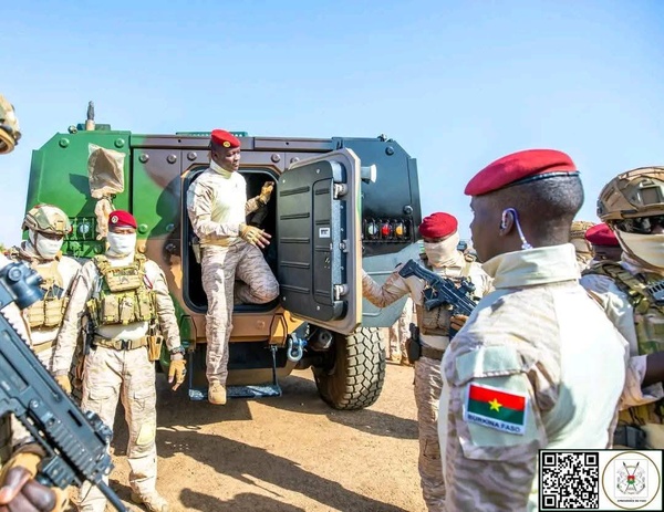 Burkina Faso : à Ouagadougou, des gardes suréquipés, au front des combattants exposés : Burkina Faso : à Ouagadougou, des gardes suréquipés, au front des combattants exposés :