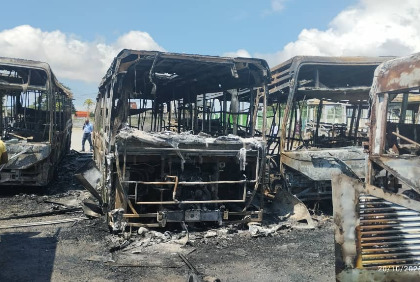 55 bus touchés, dont 40 calcinés : le dépôt 5 de la SOTRA ravagé par un violent incendie.