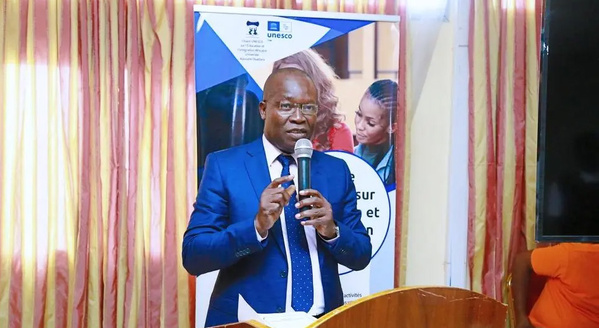 Le Contre-Amiral Ange Kessi s’adressant à l’auditoire lors de sa conférence sur le terrorisme le  30 mai 2026 à Bouaké.