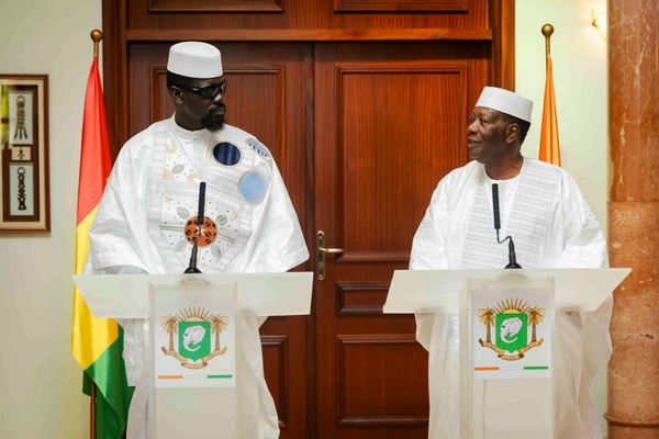 Les présidents Mamadi Doumbouya de la Guinée et Alassane Ouattara de la Côte d'ivoire.
