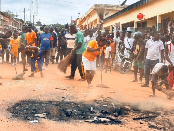 Les jeunes de Prikro ont nettoyé les rues de la ville après leur rencontre avec les autorités.