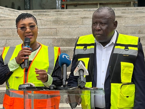 Visite guidée du chantier de réhabilitation de la Maison de la Presse d’Abidjan avec les journalistes.