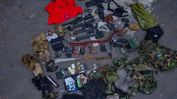 Ghana : 64 suspects interpellés à Accra, avec des armes et des munitions saisies par la police.