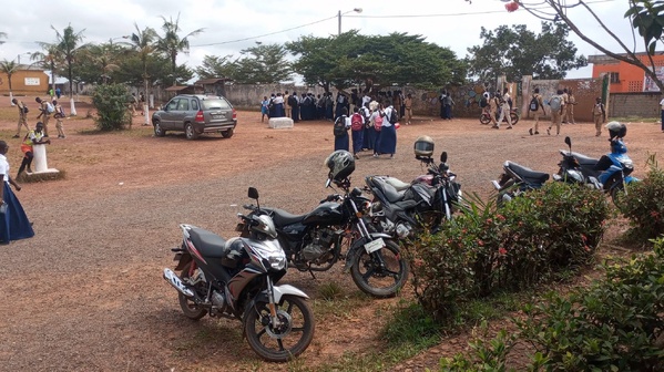 À Sikensi, les élèves du lycée municipal manifestent contre le manque de salles de classe et perturbent les cours.
