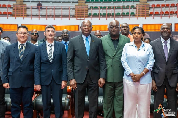 Le Ministre Adjé Silas Metch, en compagnie des dirigeants du MMA lors du lancement du Championnat d'Afrique à Abidjan.