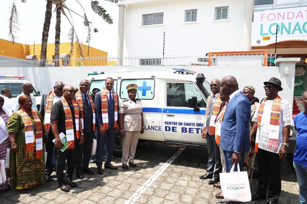 La Fondation LONACI offre cinq ambulances médicalisées et un minicar à des structures sanitaires et sociales.