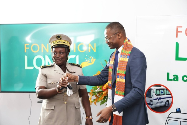 Madame Kouassi N’Dri Bla Marie, sous-préfète de Prikro, réceptionne les clés de l’ambulance destinée à la localité de Bétié.