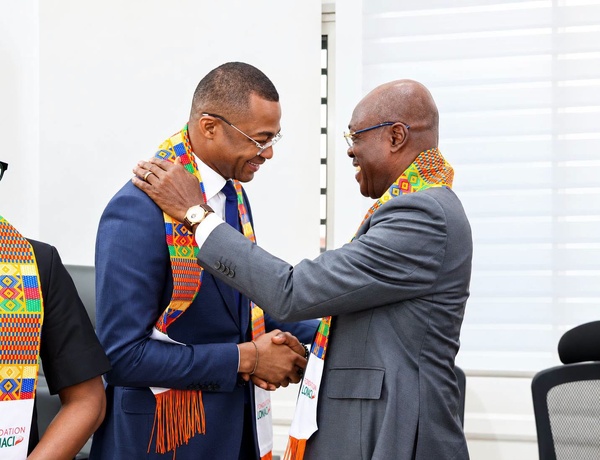 Le président Traoré Adam-Kolia et Karim Ouattara, DGA de la LONACI, échangent une chaleureuse poignée de main.