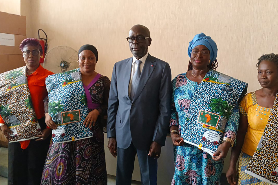 Yamoussoukro/Journée internationale des droits de la femme, Augustin Thiam fait des dons de papnes à hauteur de 15 millions CFA, aux femmes