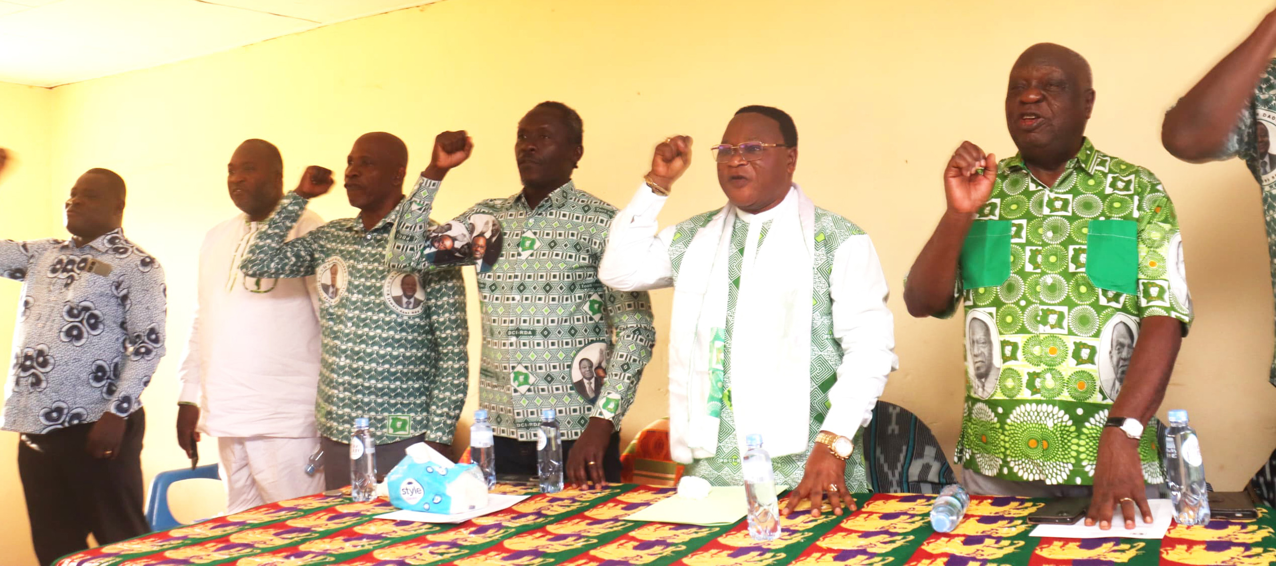 Une vue de la table de séance, avec le Maire N’guessan N’goran dit Gandour