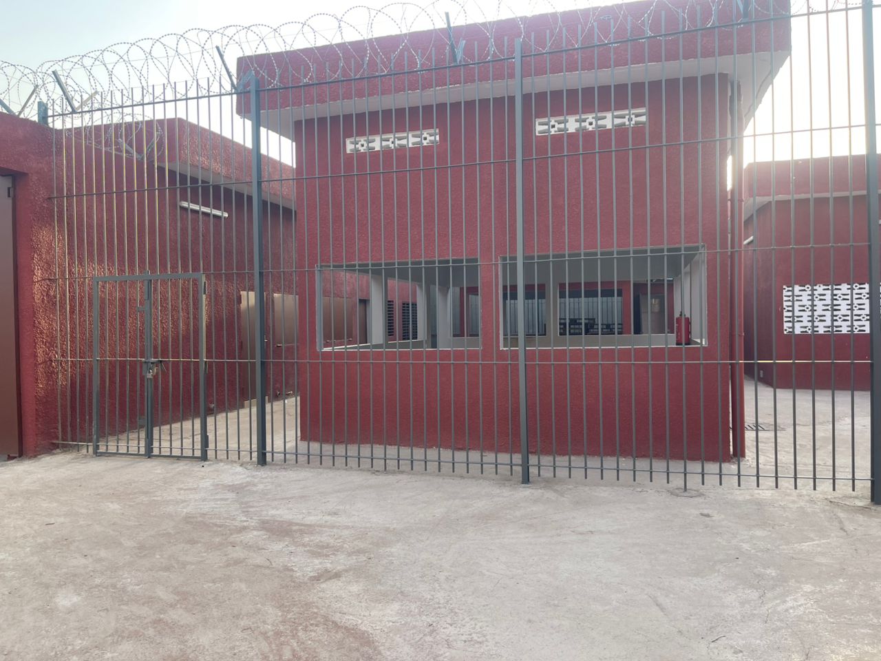 Désormais, l’établissement présente un visage entièrement modernisé, capable d’accueillir jusqu’à 300 détenus dans un environnement plus sécurisé