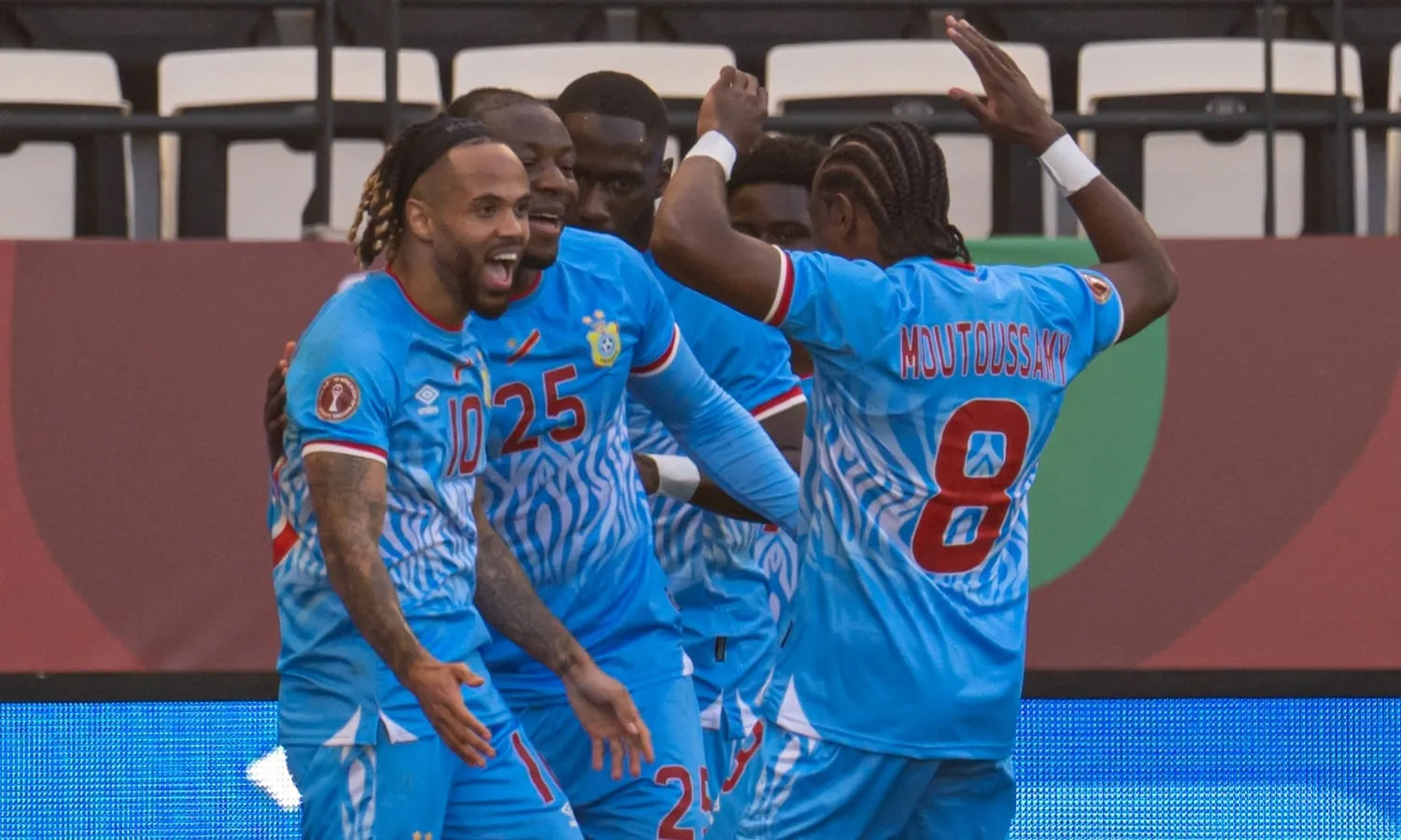 Les joueurs et le staff ont été reçus au palais présidentiel par Félix Tshisekedi, qui a annoncé la remise d’une Jeep par membre