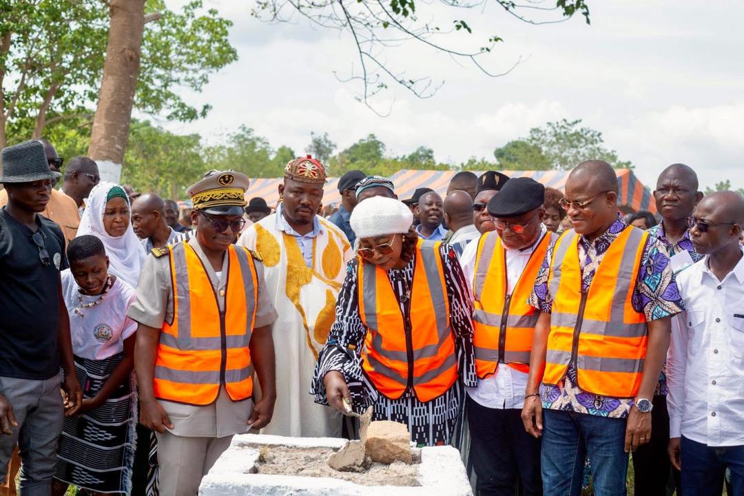 Madame Bamba Maférima a posé la première pierre de la maternelle Dominique Ouattara à Niamienkro.