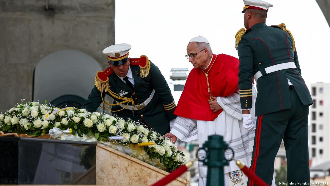 Lors de sa première journée de visite, le pape a lancé un appel au « pardon » devant le monument aux martyrs d’Alger, lieu de mémoire dédié aux victimes de la guerre d’indépendance contre la France.