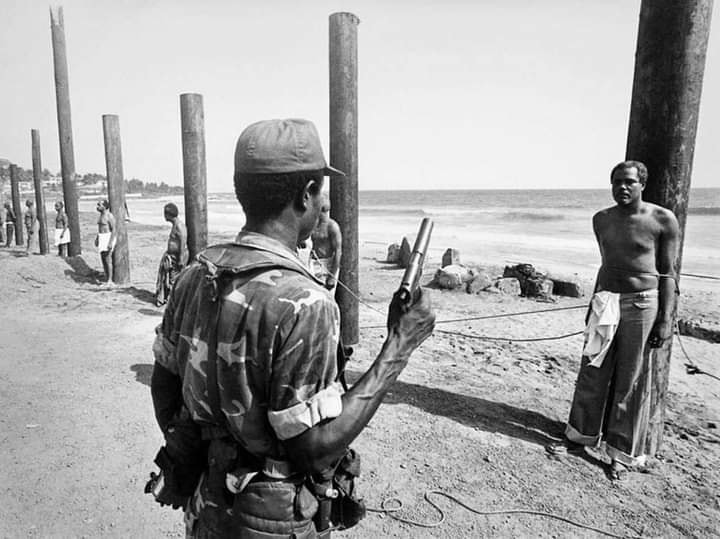 Le 12 avril 1980, le Liberia bascule dans la violence lorsque le sergent-chef Samuel Doe renverse et fait assassiner le président William R. Tolbert Jr., marquant la fin d’un ordre politique vieux de plus d’un siècle. Le nouveau régime exécute le 22 avril plusieurs responsables du pouvoir déchu, en 1980.