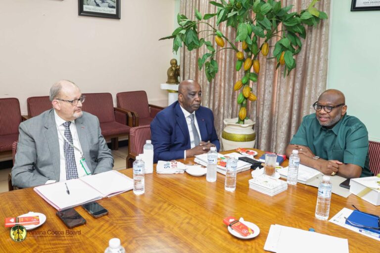 Rencontre à Accra entre les responsables du Cocobod, des experts et la délégation de l’ICCO autour des enjeux de rémunération des producteurs de cacao.