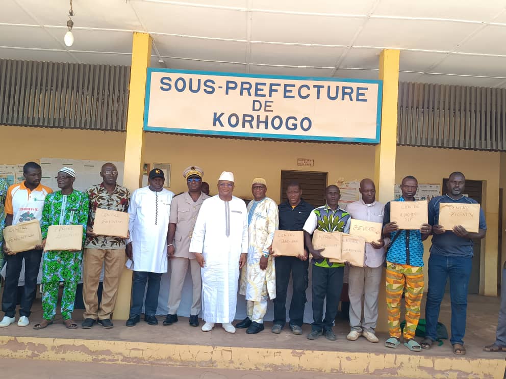 Le 26 avril 2026, 5 225 extraits de naissance ont été remis gratuitement à Korhogo lors d’une cérémonie présidée par Amadou Coulibaly, ministre de la Communication.