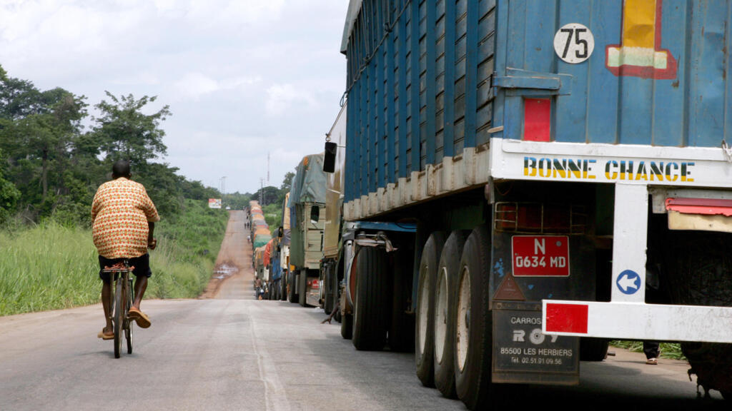 Un convoie de véhicules maliens.