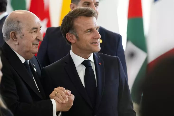 Emmanuel Macron et Abdelmadjid Tebboune se serrent la main lors d’une session de travail consacrée à l’IA, l’énergie, l’Afrique et le Moyen-Orient au sommet du G7, le 14 juin 2024 à Borgo Egnazia, près de Bari, en Italie.