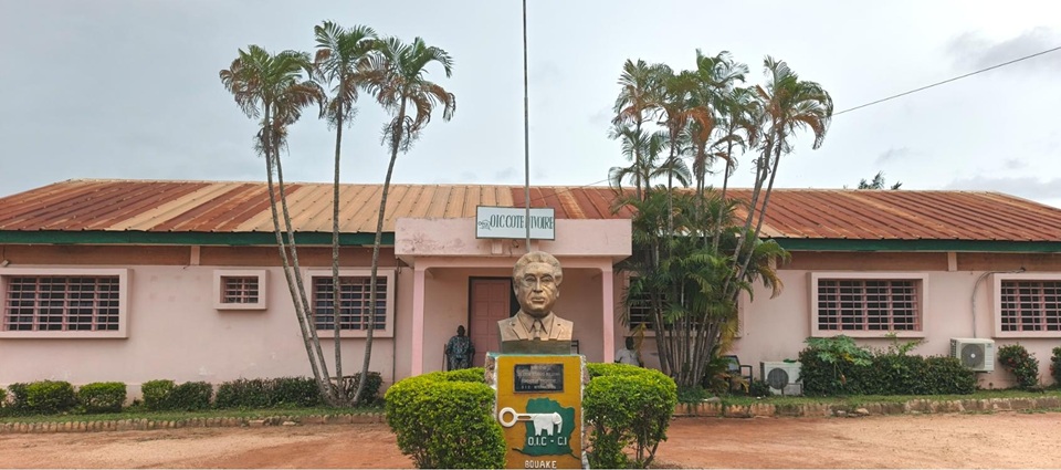 Le siège social de l’OIC-CI à Bouaké, avec le buste du fondateur, le pasteur américain Révérend Dr Léon Howard Sullivan.