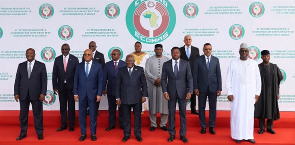 La rencontre entre Emmanuel Macron et plusieurs dirigeants africains anglophones à Nairobi illustre le repositionnement stratégique et économique de la France sur le continent africain.