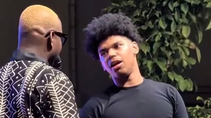 Moment de tension sur la scène de l’after des Kundé à Ouagadougou : l’artiste ivoirien TRK interrompu en pleine prestation après la chute accidentelle d’un micro, sous les remarques publiques de l’animateur de la soirée.