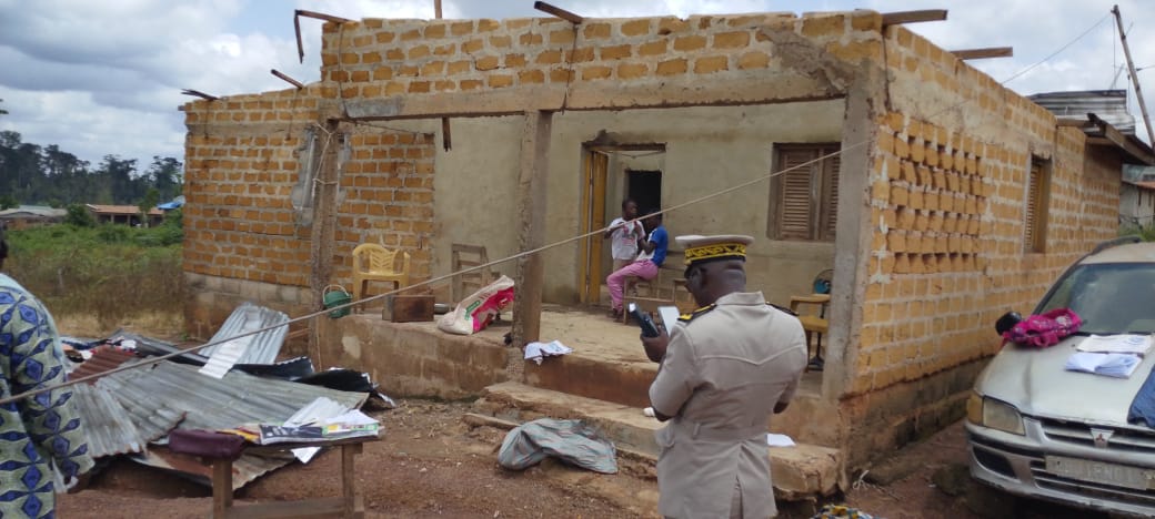 Mandaté par le préfet, le sous-préfet de Doké, M. Assouman Kouassi Alexis, a conduit une délégation administrative sur les lieux du sinistre à Guibobly pour constater les dégâts.