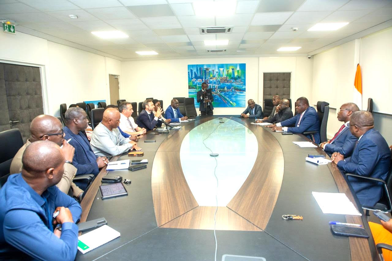Réuni en urgence à Abidjan-Plateau, le ministre de l’Hydraulique, de l’Assainissement et de la Salubrité, Amédé Koffi Kouakou, a rappelé l’obligation d’un retour à la normale sous 72 heures, dans un contexte d’urgence sanitaire et environnementale.