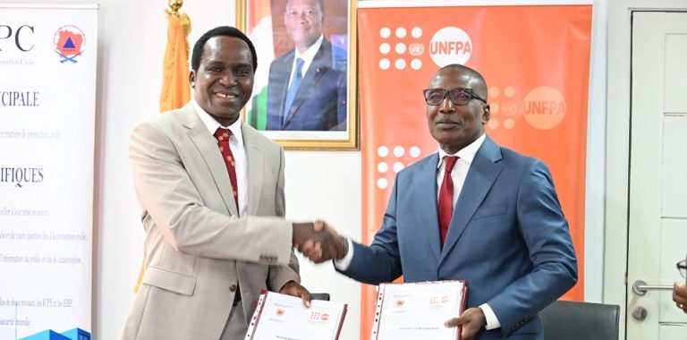 Signature d’un partenariat stratégique scellé par une poignée de main entre l’UNFPA et l’ONPC à Abidjan.