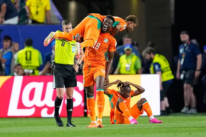 Héros d’un soir, Amad Diallo reçoit les félicitations d’Ibrahim Sangaré après son but décisif offrant la victoire à la Côte d’Ivoire contre l’Équateur (1-0). Photo Dr