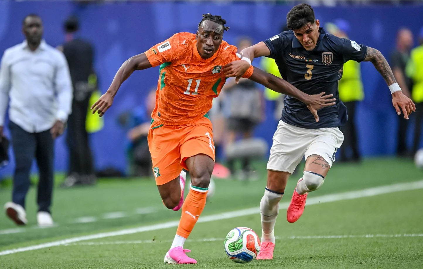 Combat au milieu de terrain entre Yan Diomande et Piero Hincapié lors du succès ivoirien face à l'Équateur (1-0), en ouverture du groupe E du Mondial 2026 à Philadelphie. Photo DR