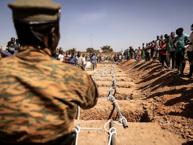 Et pendant ce temps, les soldats burkinabè tombent au front par centaines.