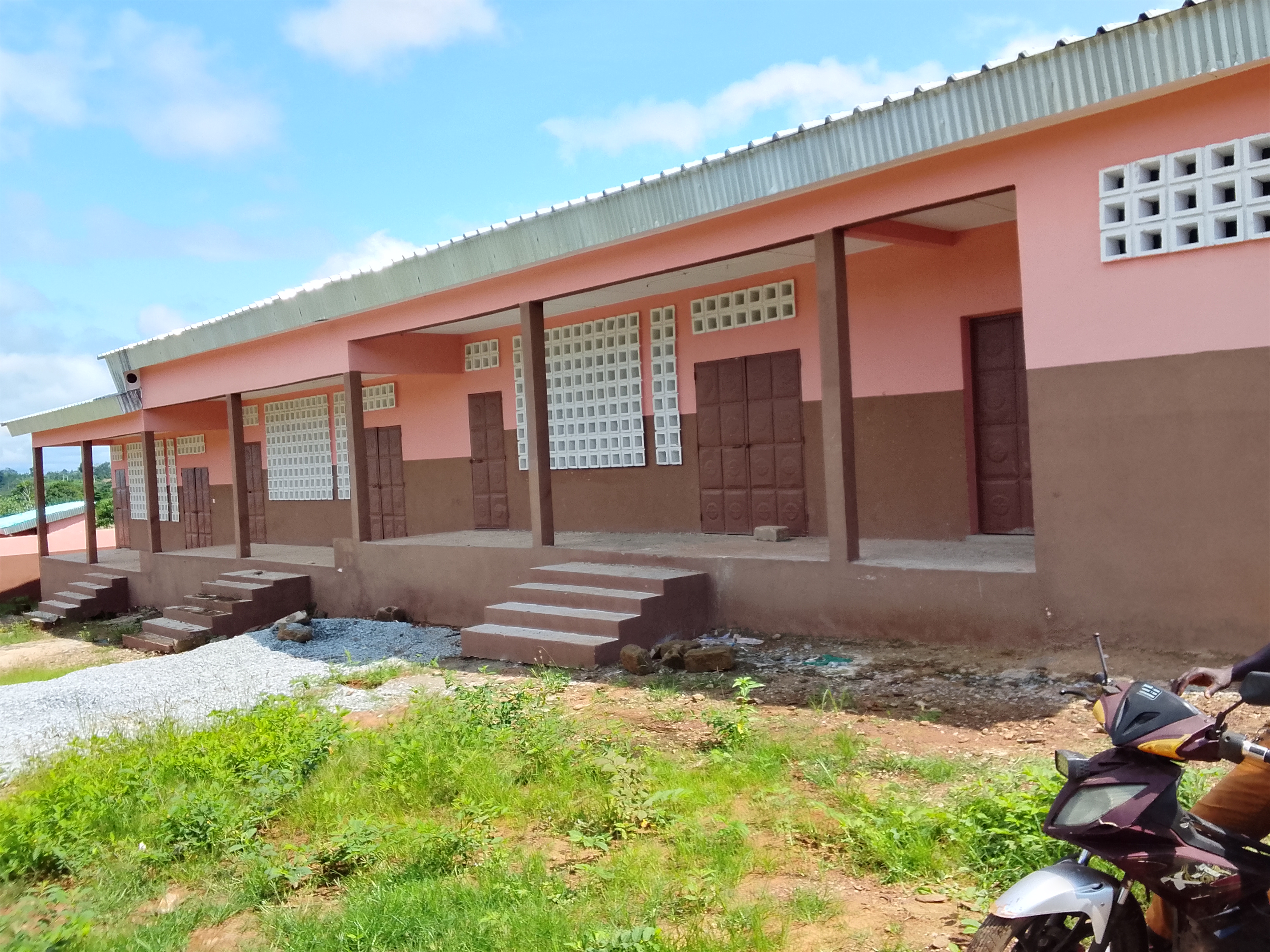 Au quartier Sciérie, une belle école dotée d’une maternelle est sortie de terre.