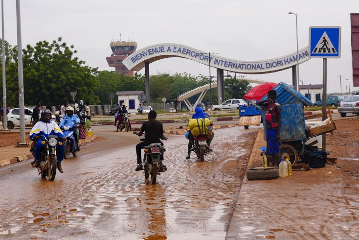 En moins de six mois, l’aéroport de Niamey a subi deux attaques djihadistes, dont une revendiquée par le JNIM, révélant une forte pression sécuritaire.
