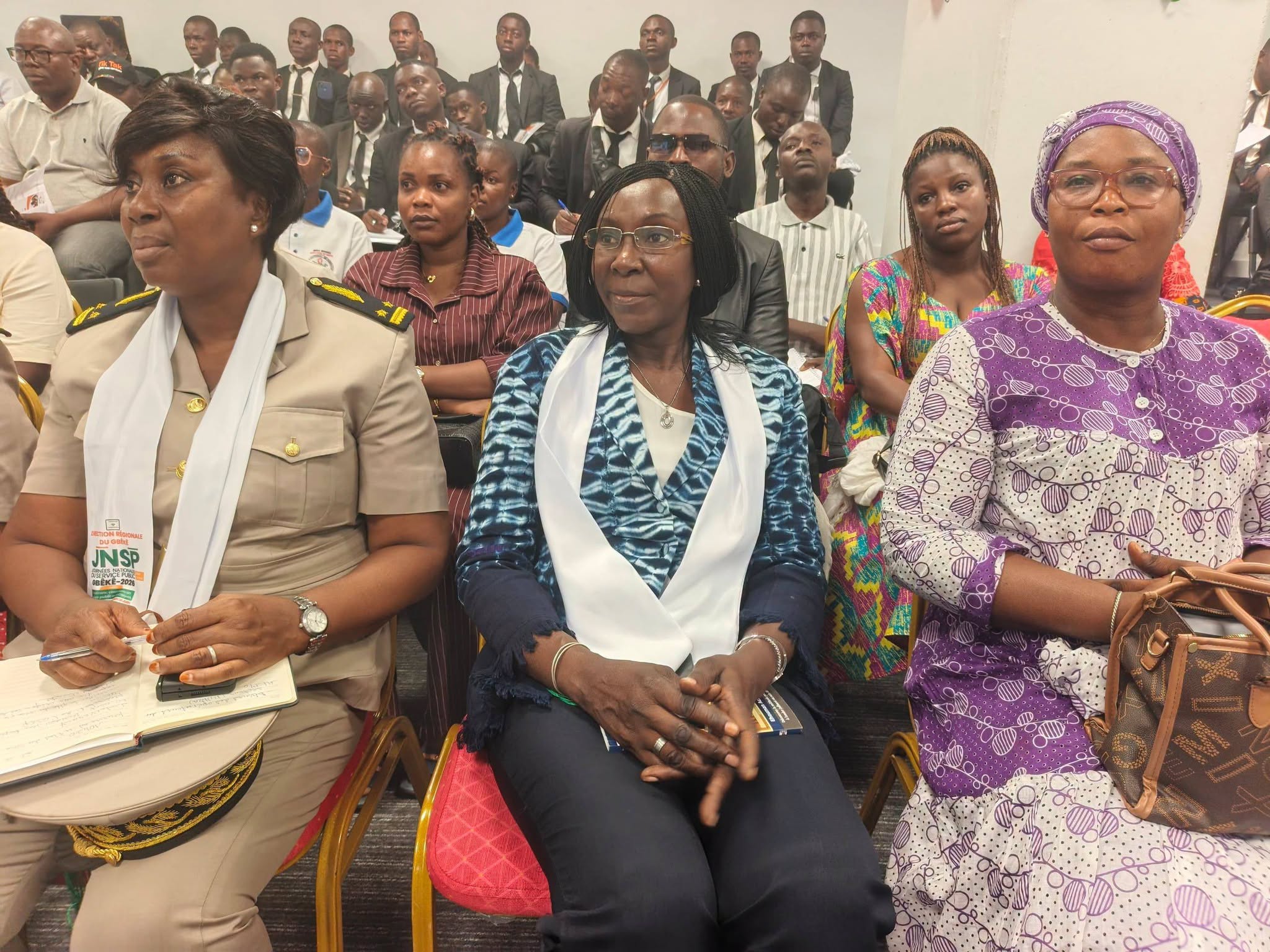 La cérémonie a enregistré la présence de Mme Ella née Gbanda Odette, M. Tuo Fozie et M. Mélombé Fofana, représentant les autorités préfectorales et municipales de Bouaké.