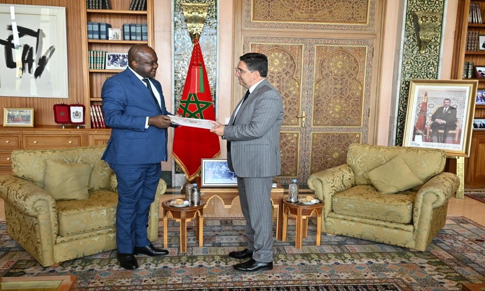 À Rabat, Crispin Mbadu Phanzu remet à Nasser Bourita un message du président Félix Tshisekedi destiné au roi Mohammed VI.