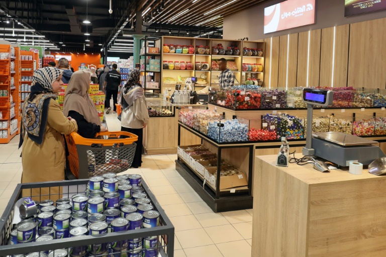 Libye : riche en pétrole, pauvre en pouvoir d'achat ? Quinze ans après la mort de Kadhafi, les défis économiques persistent.